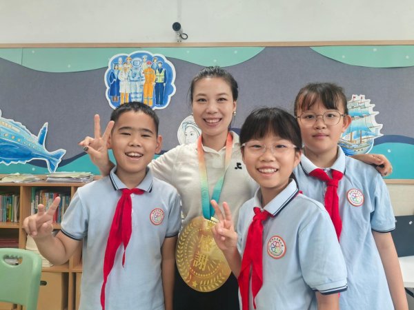 在线股票配资网站 比脸盘子还大，纯手工打造！这块“冠军金牌”送给老师